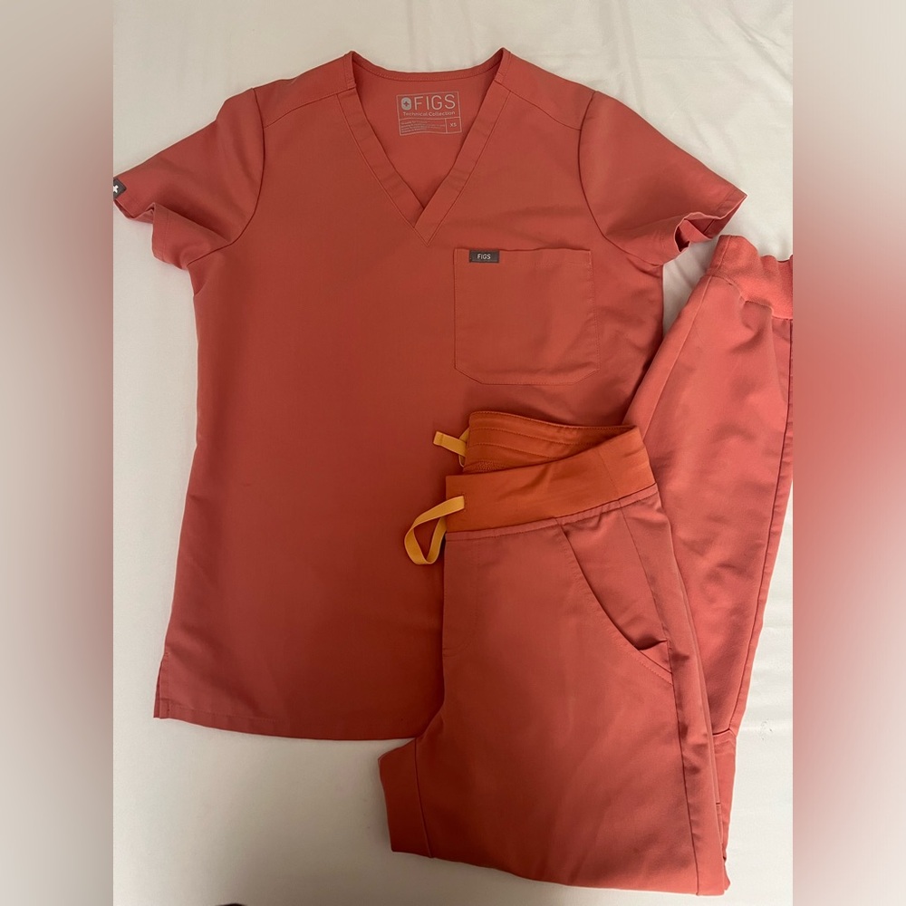 FIGS coral scrub set XS